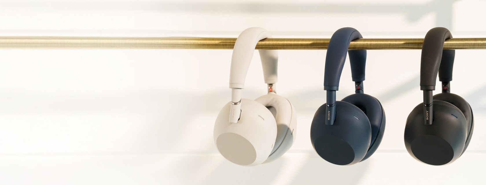 Sony WH-1000XM6 - вид спереди