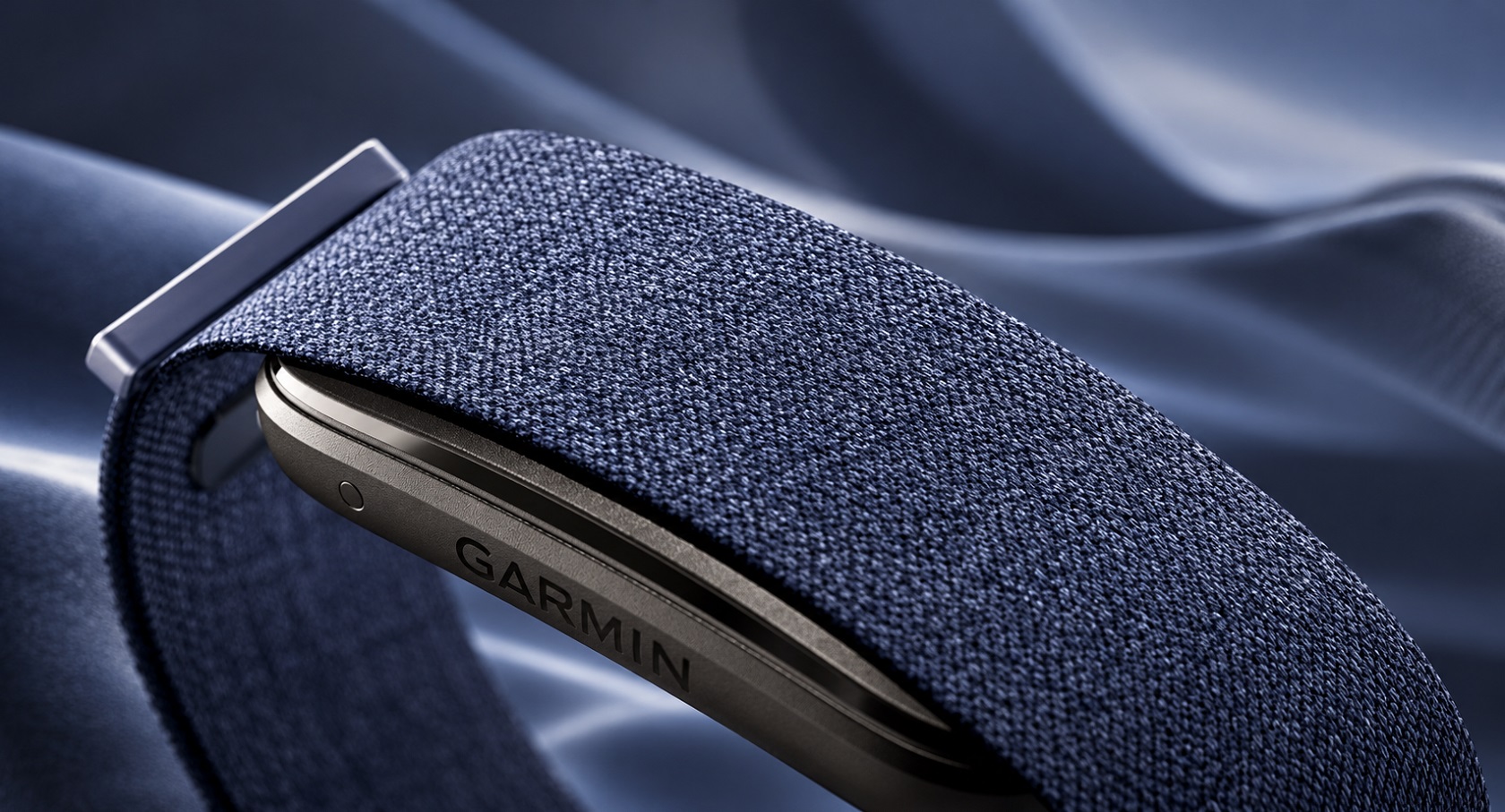 Garmin CIRQA Smart Band — корпус и тканевый ремешок