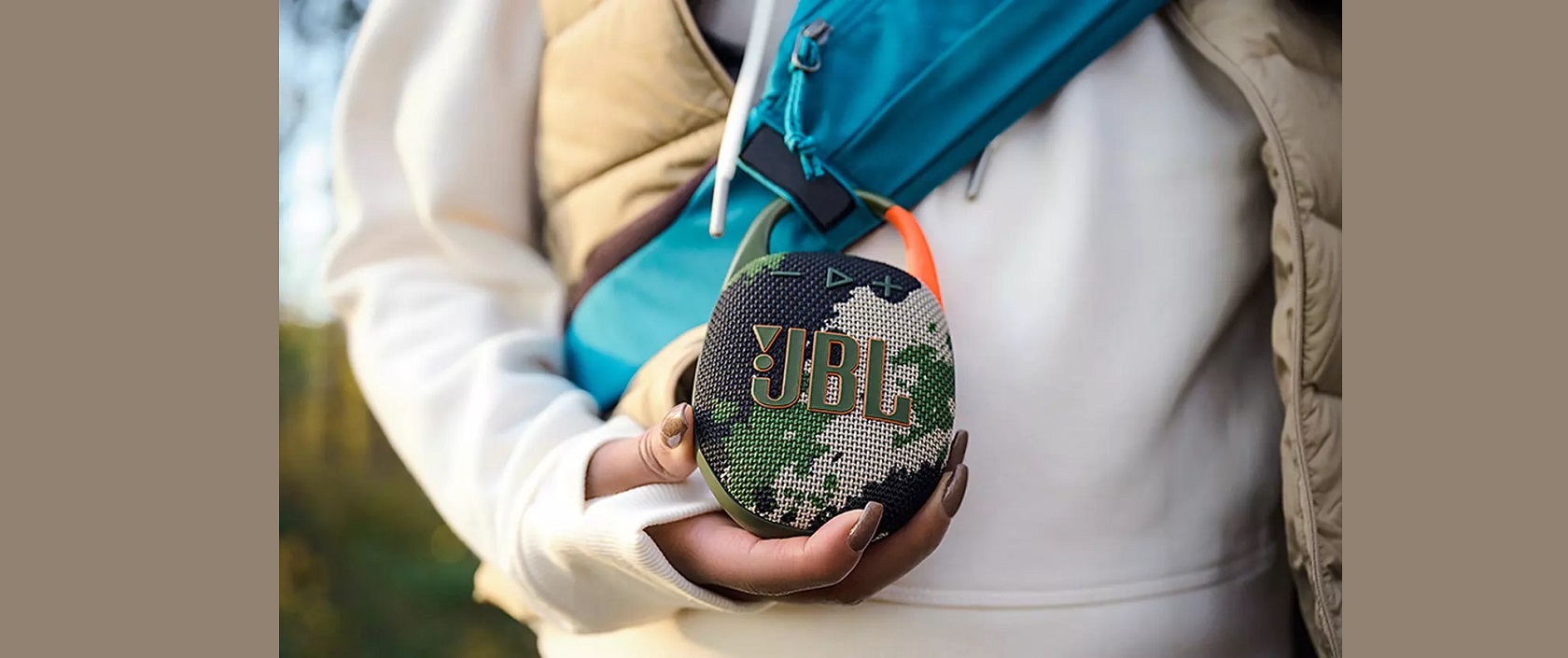 JBL Clip 5 - боковой вид и карабин