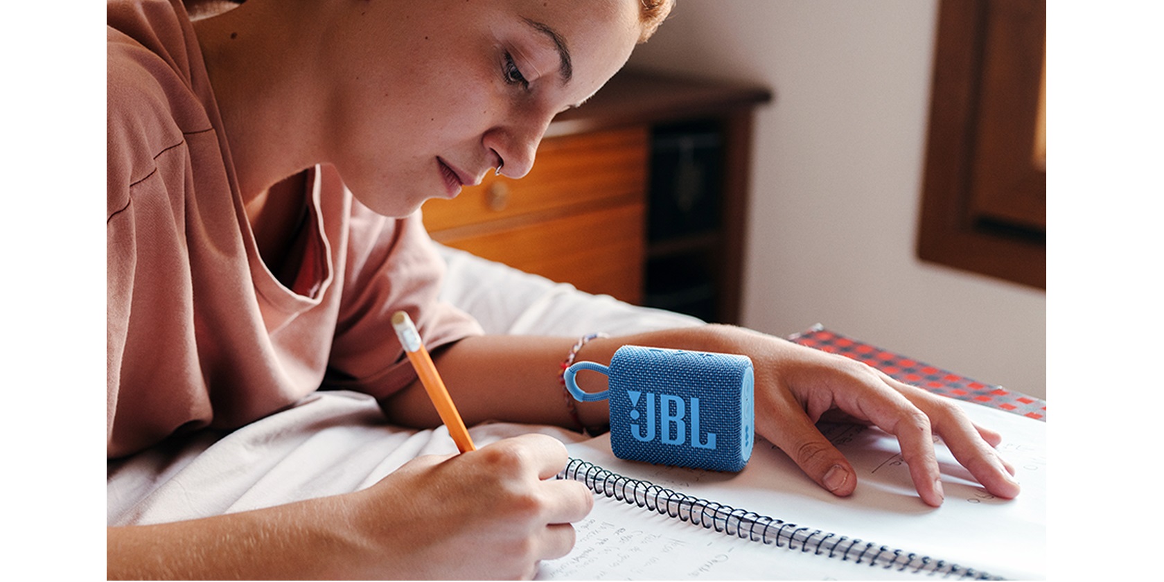 JBL Go 3 Eco - вид сбоку