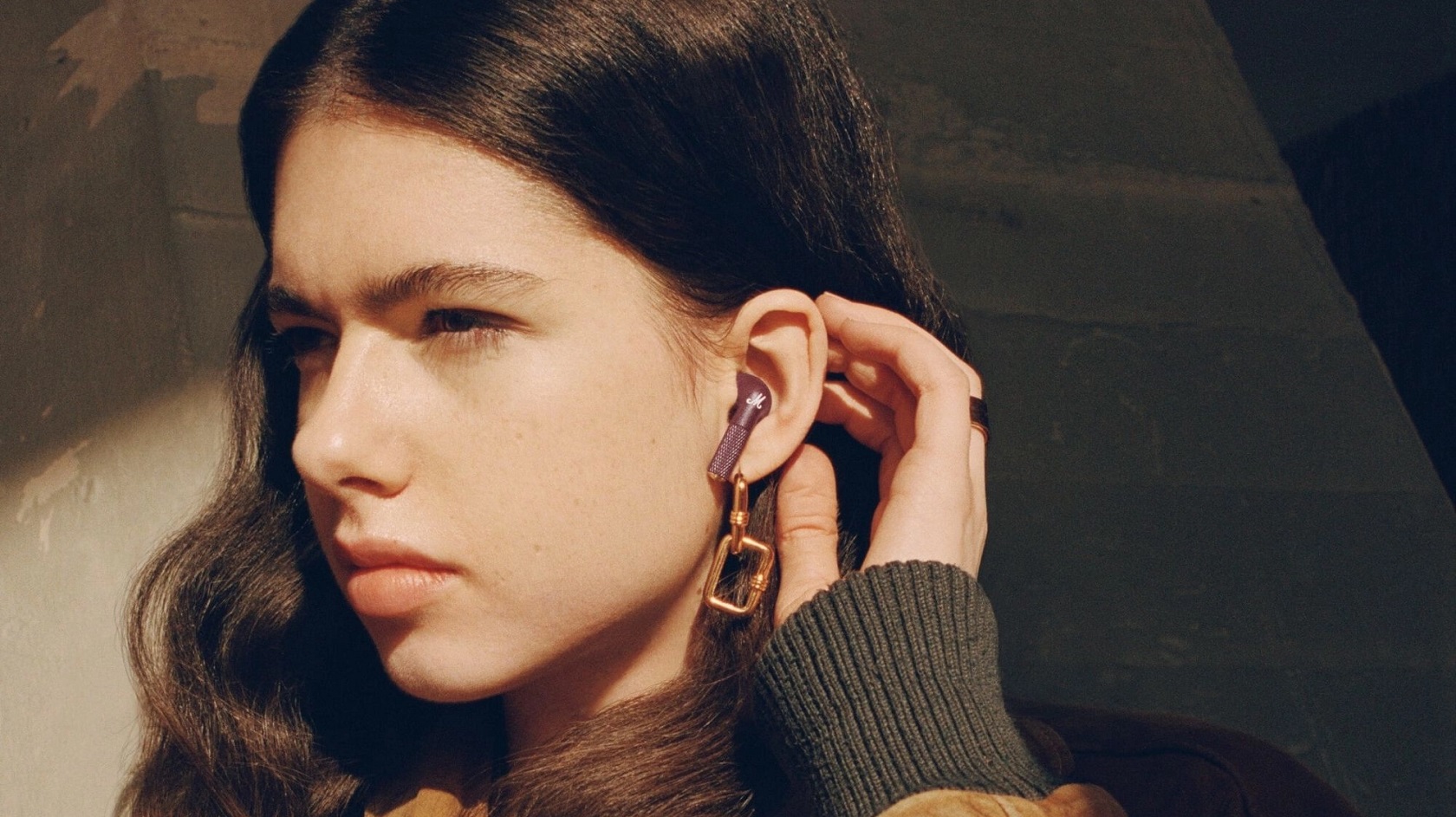 Marshall Minor III - на фоне белого фона